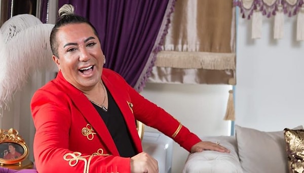 Abartılı konuşma tarzı, dikkat çeken makyajları, çarpıcı kombinleri ve kendine has açıklamalarıyla sık sık gündem olan Murat Övüç’ü birçoğunuz tanıyorsunuzdur.