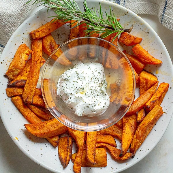 4. Baharatlı Patates Dilimleri & Yoğurtlu Acı Ezme