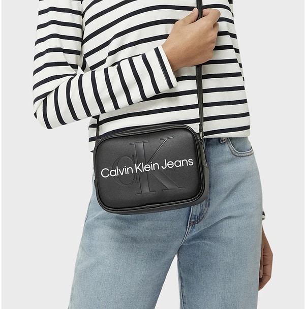 Calvin Klein Fermuarlı Ayarlanabilir Omuz Askılı Çanta, markanın sade ve zamansız çizgisini yansıtan en sevilen modellerden biri.