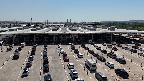 Yıllık tatillerini Türkiye’de geçirmek için yollara düşen gurbetçi vatandaşların Edirne’de bulunan Kapıkule Sınır Kapısı’nda yoğunluğu devam ediyor.