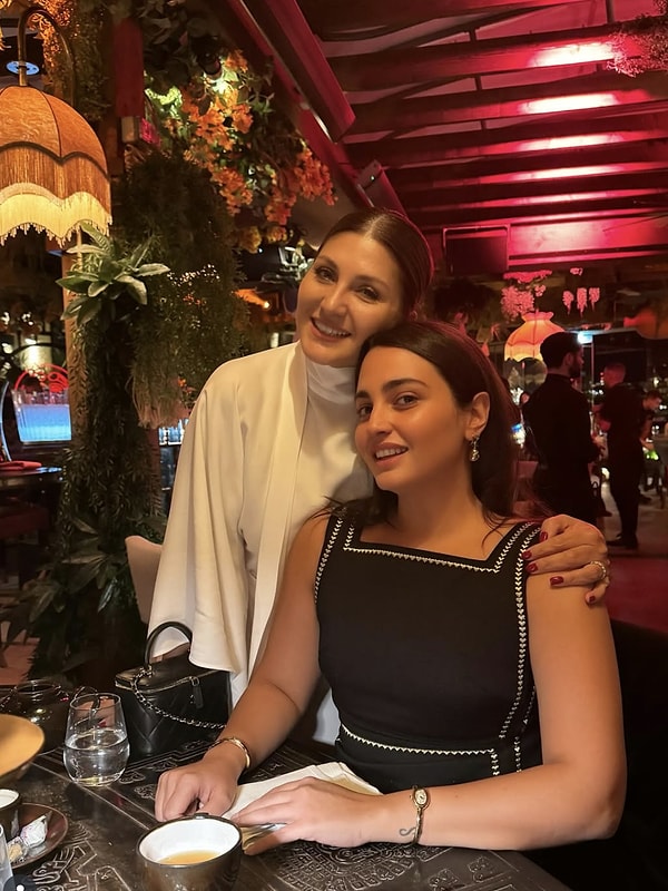 Geçtiğimiz günlerde sosyal medya hesabından annesiyle birlikte bir kare paylaşan Melisa Ural, güzelliğiyle adeta sosyal medyayı sallamıştı.