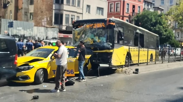 Beyoğlu'nda 2 İETT otobüsü, 1 çöp kamyonu ve 6 aracın karıştığı zincirleme trafik kazasında yaralananlar ambulanslarla hastanelere kaldırıldı.