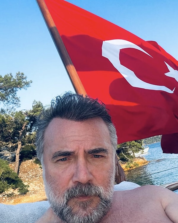 Adanalı, Ben Bu Cihana Sığmazam, EDHO gibi dizileriyle geniş bir hayran kitlesi kazanan Oktay Kaynarca'yı mutlaka tanıyorsunuzdur.