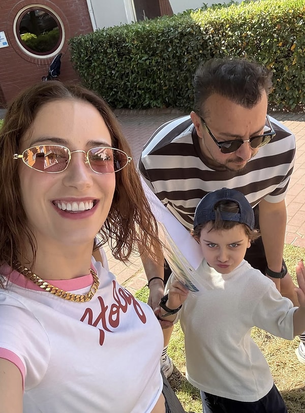 Özel hayatında da oldukça mutlu olan Hazal Kaya, 2019 yılında başarılı oyuncu ve yönetmen Ali Atay’la evlenmişti.