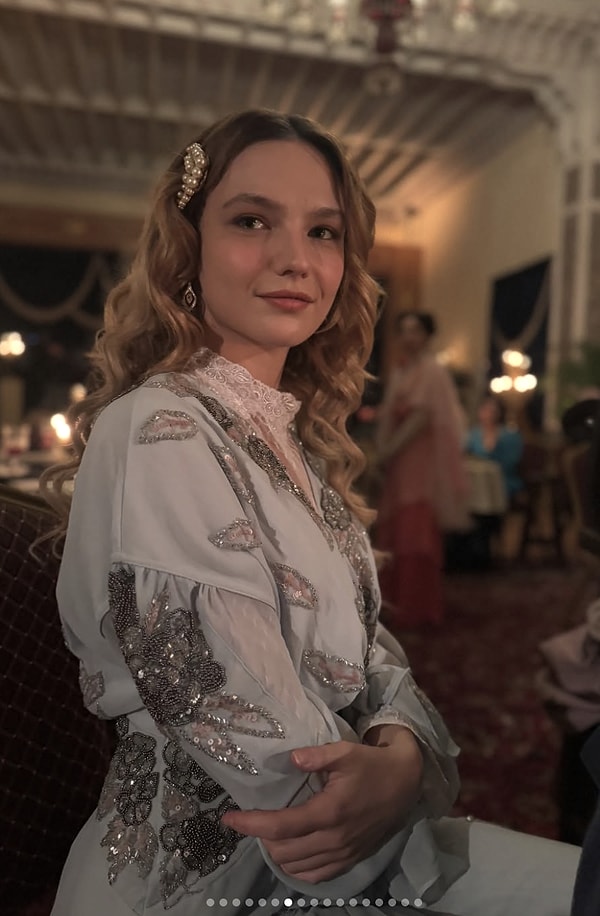 Nilsu Berfin Aktaş, "Hoşça kal prenses Ayşe ve hoşça kal içimdeki çocuk 🌸" notuyla setten fotoğraflarını paylaştı.