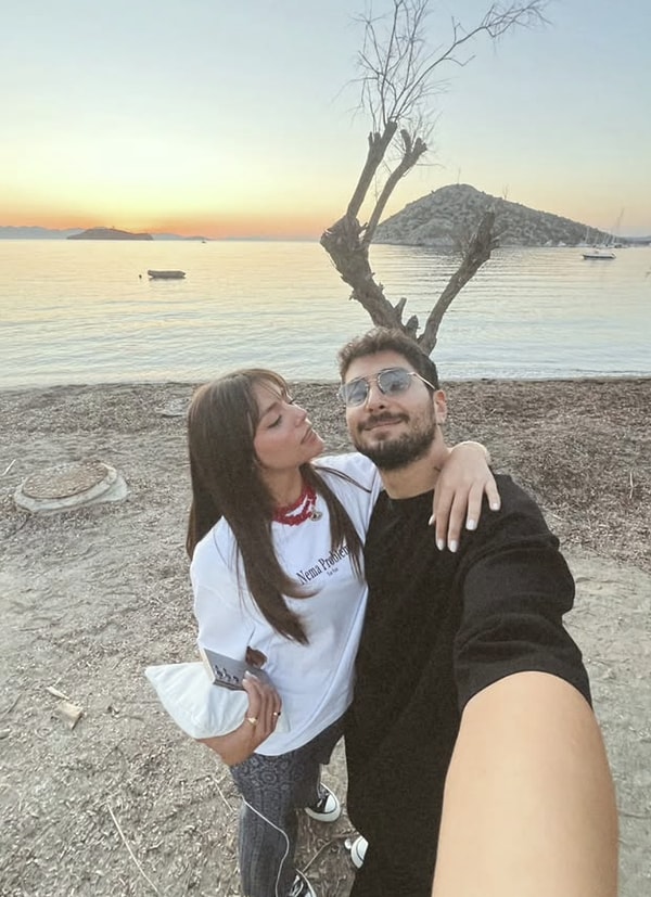 İkili, daha önce aile tanışmasıyla gündeme gelmiş, bu da “evleniyorlar mı?” sorusunu akıllara getirmişti.