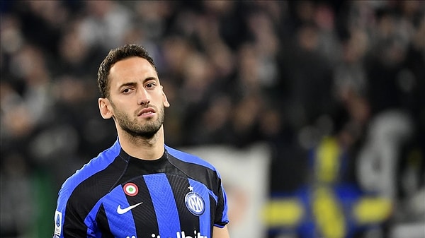 A Milli Futbol Takımının kaptanlığını yapan Hakan Çalhanoğlu’nun adı transfer döneminde en çok konuşulan oyuncuların başında geliyordu.