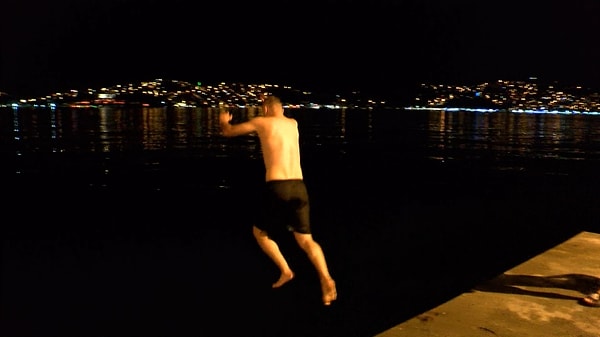 İstanbul’da gündüz saatlerinde etkili olan sıcak hava gece saatlerinde etkisini sürdürünce vatandaşlar evlerde duramadı.