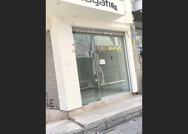 Dükkanlar bir bir kepenk kapatıyor.