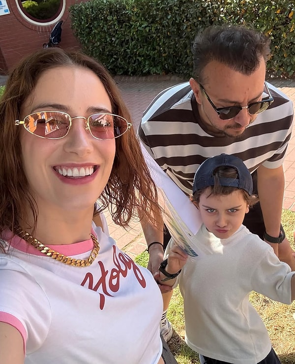 Hazal Kaya, genç yaşta hayatımıza girip kısa sürede geniş kitlelerin sevgisini kazanarak Türk televizyon dünyasının en popüler isimlerinden biri haline gelmiş oyuncularımızdan.