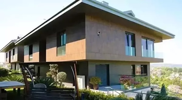 Zaman zaman kötü alışkanlarıyla gündeme yerleşen Serdar Ortaç, uzun süredir Multiple Skleroz (MS) hastalığı ile mücadele ediyor.