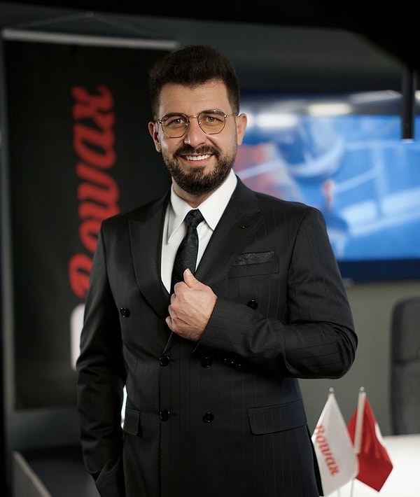 O isim Bowax Türkiye'nin kurucusu Lokman İn'di. Güvenilir Girişimci ödülünü almak üzere sahneye çıkan İn'in ödül konuşmasıyla beraber ortalık karıştı.