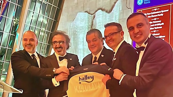 Fenerbahçe'nin yeni sponsorlarından olan Chobani için Hamdi Ulukaya imzaya geliyor.