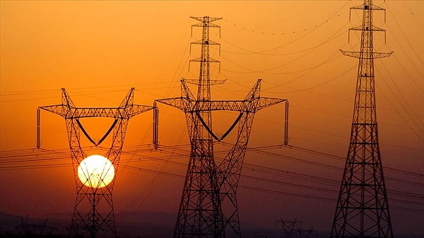 Sıcak hava Türkiye’de yeni bir rekora imza attı. Elektrik tüketimi rekoru kırıldı.