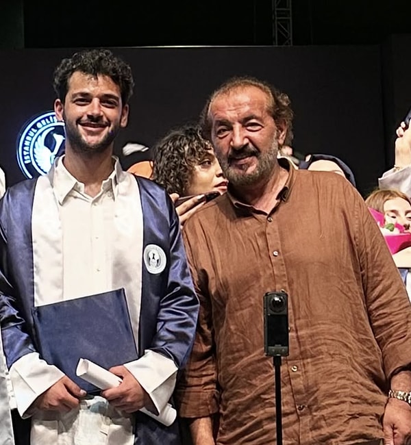 Mehmet Şef, sosyal medya hesabından yaptığı paylaşımla küçük oğlu Utkan Yalçınkaya’nın üniversiteden mezun olduğunu duyurdu.