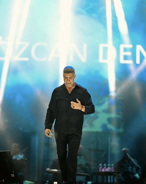 Şarkıcı ve oyuncu kimliğiyle de tanıdığımız Özcan Deniz, kariyerinin 30 yılı aşkın kısmında hem sahnede hem ekranda büyük bir hayran kitlesi edindi.