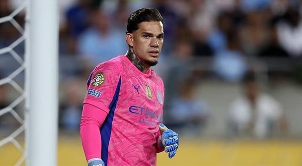 Galatasaray aradığı kaleciyi bulmak için yoğun bir mesai harcıyor. Ederson'un gündeme gelmesinin ardından istenen sonuç alınamadı.