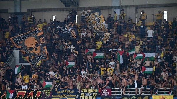 Tribünlerde Filistin'e destek, İsrail'e protesto pankartları vardı.