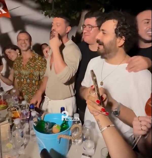 Yeni şarkısını Alaçatı’da kutlayan Murat Boz’un yanında ekranların sevilen isimleri vardı.