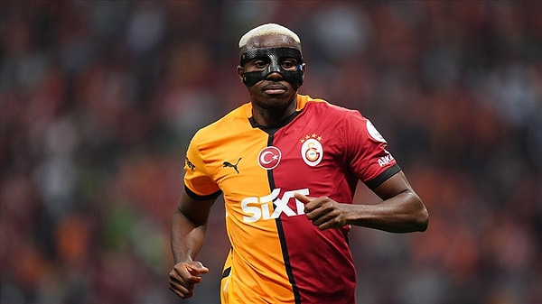 Yaşadığı ve büyüdüğü mahalleyi de gösteren Osimhen, para konusunda da oldukça mütevazı bir açıklama yaptı.