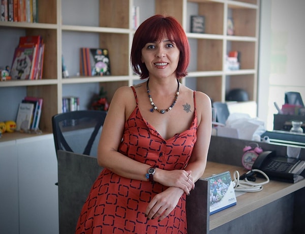 ÖG: Size göre, özgeçmişinizde yer alan tüm etiketler dışında Demet Çaltepe nasıl biridir? İçinizdeki bu okuma ve yazma aşkı nasıl başlamıştır?