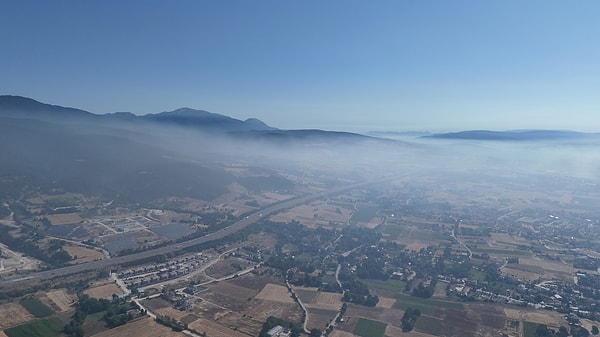Karabük’teki yangın nedeniyle Bolu’da gökyüzü dumanla kaplandı.
