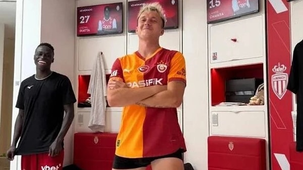 10 numara pozisyonuna transfer hasretiyle gündemi takip eden Galatasaray taraftarı da bu fotoğrafla heyecanlandı.