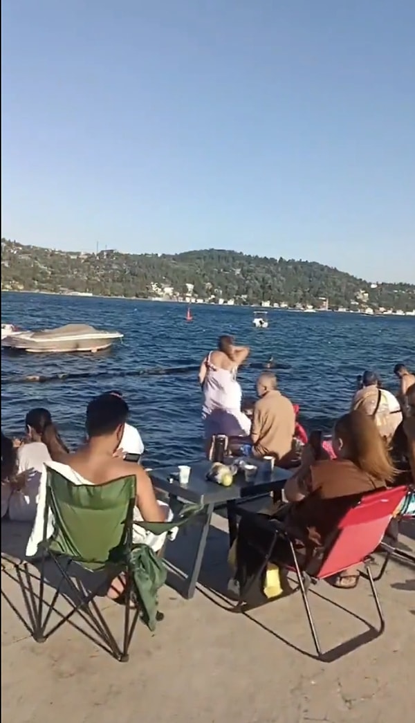 Sıcak havaların da etkisiyle Bebek Sahili'nde vatandaşlar yine bilindik görüntüler oluşturdu.