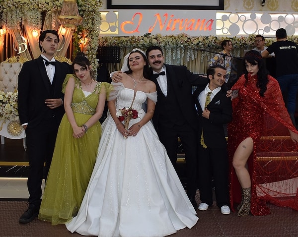 Bu arada gözler, tüm bu yapının mimarı olarak görülen Sude Belkıs’a çevrildi.