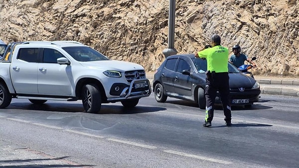 Durumun kontrolden çıkması üzerine polislerden biri silahını çekip havaya iki el ateş açtı.