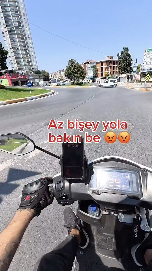Bir motorcu, araba sürerken etrafına bakmayan sürücüye epey sinirlendi.