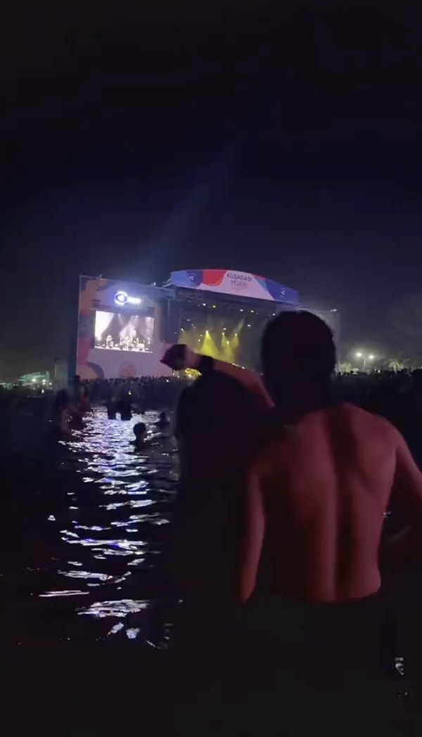 Geçtiğimiz günlerde Kuşadası Müzik Festivali'ne Duman damga vurdu.