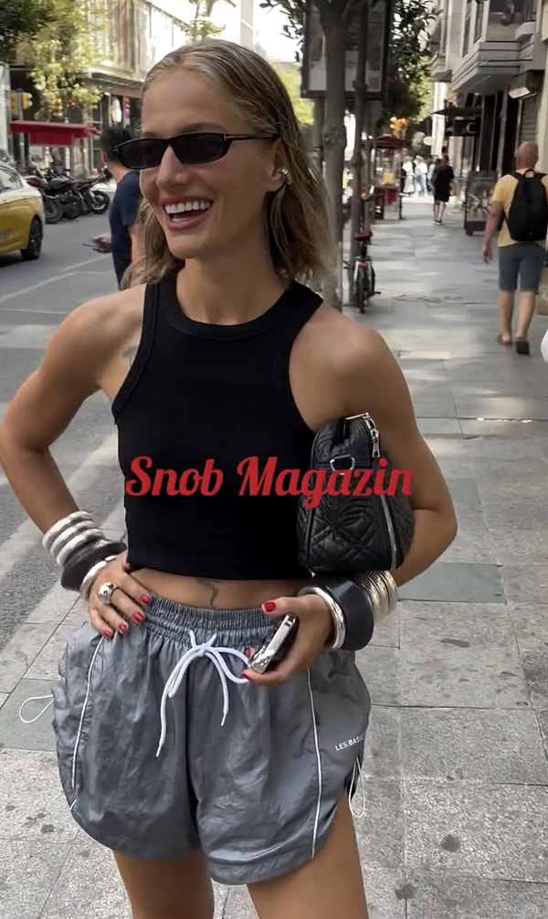 Sosyal medya paylaşımları ve kendine has tarzıyla sık sık gündem Arslan, geçtiğimiz saatlerde Snob Magazin muhabirleri tarafından görüntülendi.