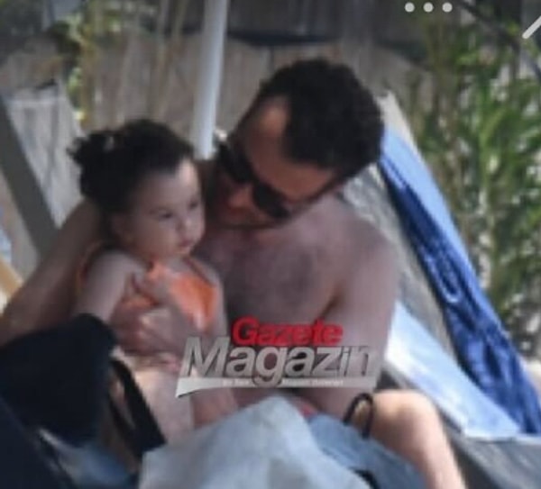 Azra Akın'ın Bodrum'daki tatil görüntülerinde çocuklarıyla geçirdiği neşeli anlar ve özellikle Arya’nın kendisine olan benzerliği dikkat çekti.