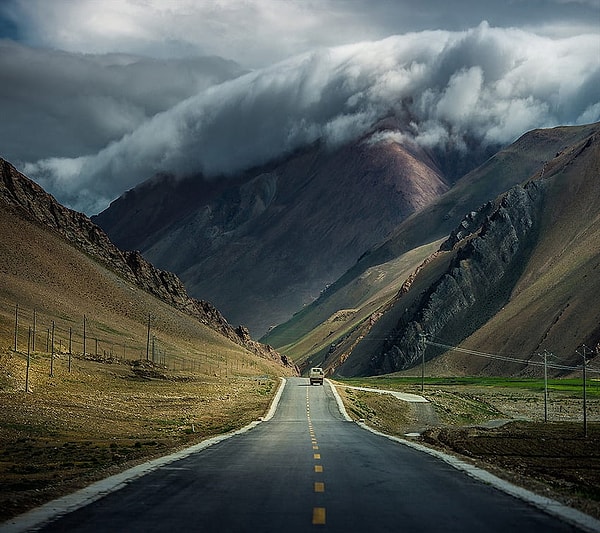Dağların arasında kalmış bir yol manzarası!