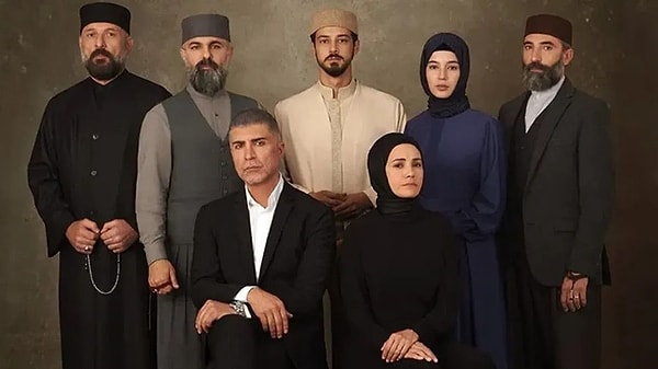 2023’ün sonunda FOX ekranlarında yayın hayatına başlayan Kızıl Goncalar, kısa sürede reyting listelerinde zirveye yerleşti.