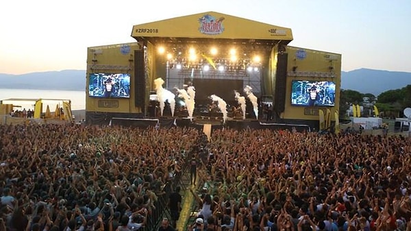 9. Zeytinli Rock Festival and Altinkum Beach (Edremit)