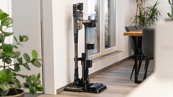 Temizlikten sonra Power Brush fırçalar kendi kendini temizliyor.