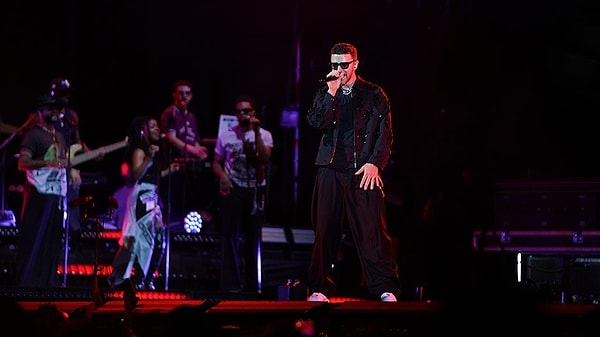 Konserin organizasyon şirketi ise yaşanan aksaklıkların terör saldırısı tehdidi nedeniyle olduğunu açıkladı.