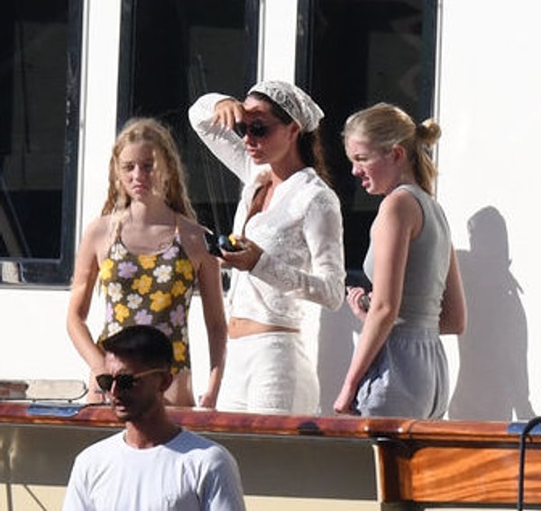 Bodrum'da tekne tatiline çıkan Yasemin Özilhan ve kızları, Yazz isimli teknede yıllar sonra ilk kez bu kadar net görüntülendi.
