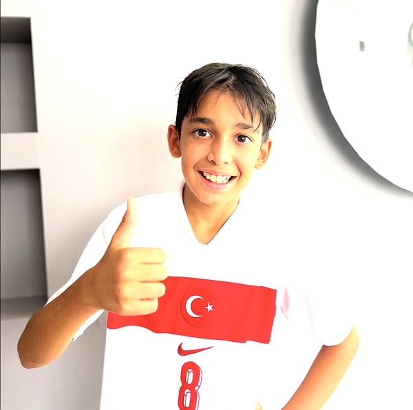 Aras 220 bin takipçi sayısını aştıktan sonra şu mesajı paylaştı.