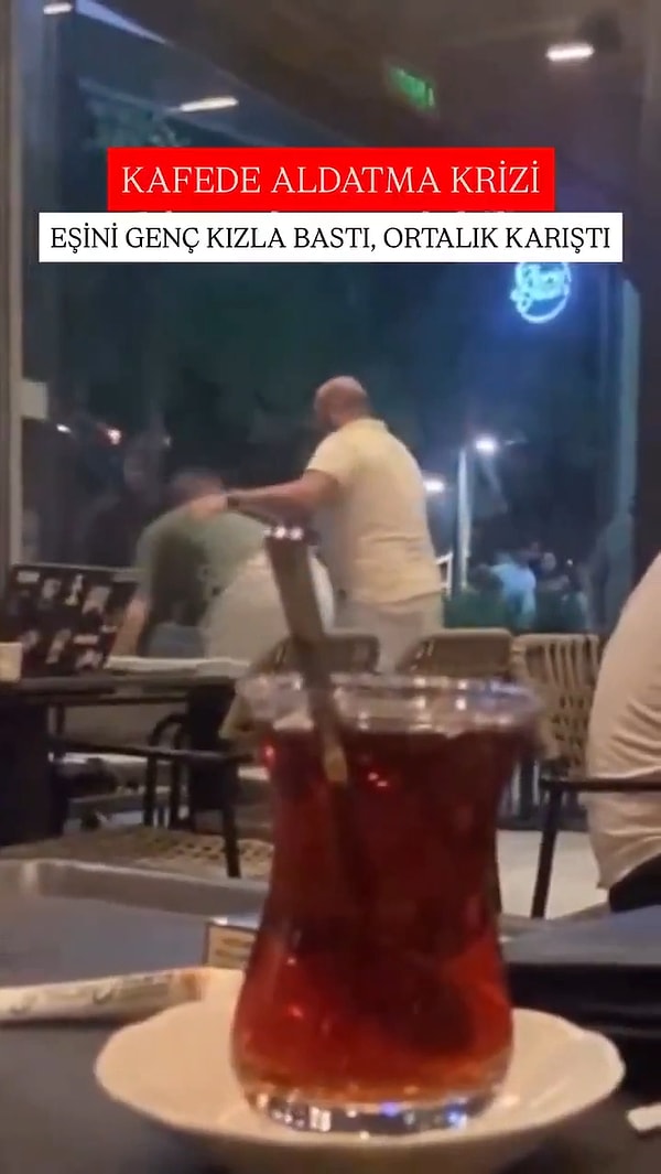 Bir kadın, kocasını başka biriyle kafede basınca ortalık fena halde karıştı.