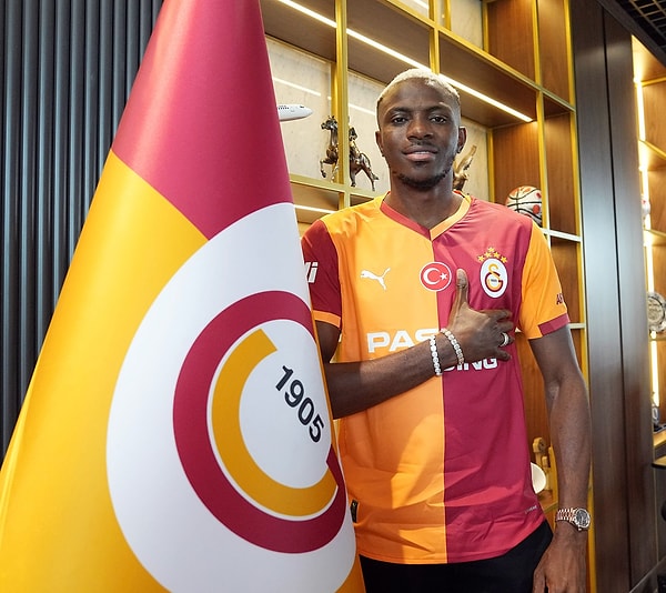 Galatasaray, Nijeryalı golcü Victor Osimhen ile 4 yıllık sözleşmeye imzaladığını Kamuyu Aydınlatma Platformu'na (KAP) bildirdi.