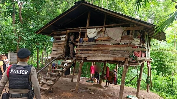 Tayland’ın Uttaradit bölgesinde bir evde, 8 yaşında bir çocuk altı köpekle birlikte yaşamını sürdürüyordu.