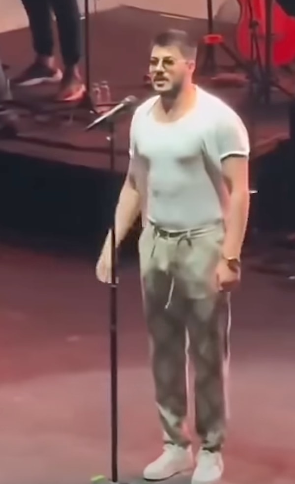 Konserleriyle zaman zaman eleştirilen Semicenk son olarak playback yapmasıyla ve çıkışıyla gündeme gelmişti.