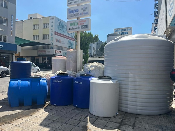 İzmir’de yaşanan su kesintileri ve kuraklık endişesi nedeniyle vatandaşlar, su depolarına yöneldi.