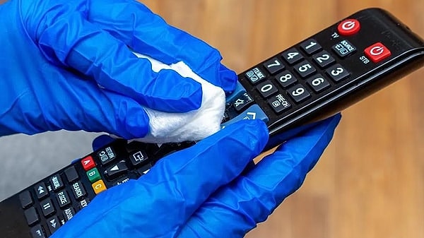 7. Telefon ve kumandaları dezenfekte etmek.