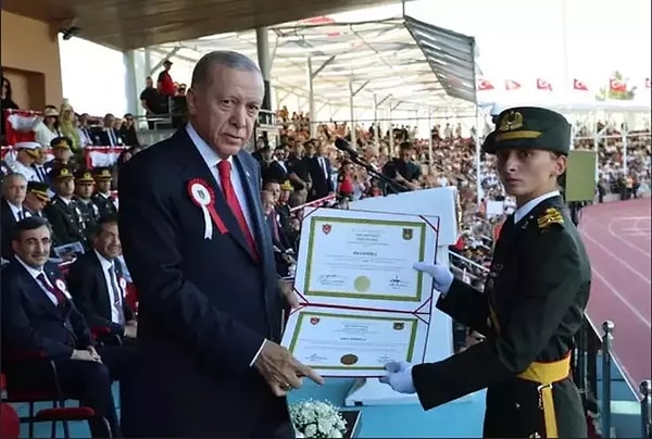 “Mustafa Kemal’in Askerleriyiz” sloganından dolayı ihraç edilen Ebru Eroğlu işsiz kaldı!