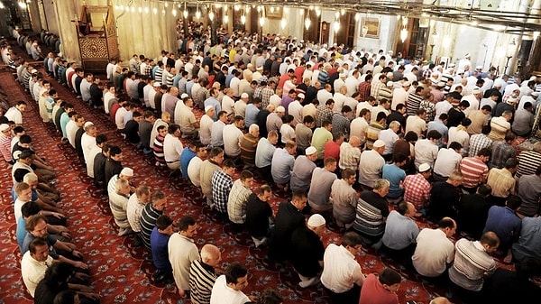Vücut hatlarını belli eden kıyafetlerin "tarz" ya da "imaj" değil "Allah’ın emirlerini ihlal etmek" olduğu savunulan hutbede şu ifadeler yer aldı: