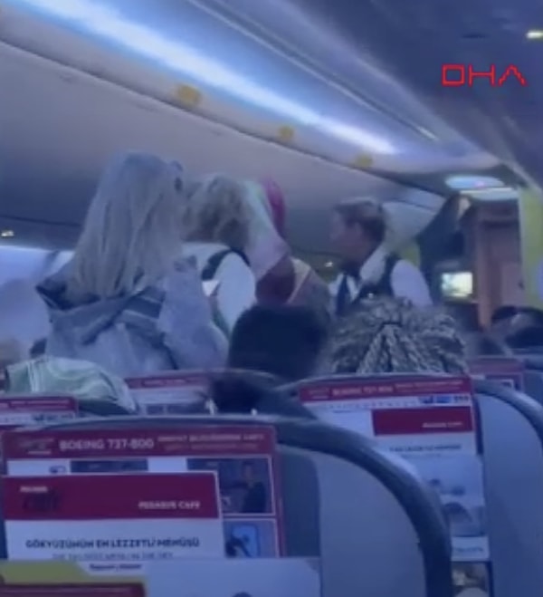 Uçak durmadan ayağa kalkan yolcular kuralları hiçe saydı.